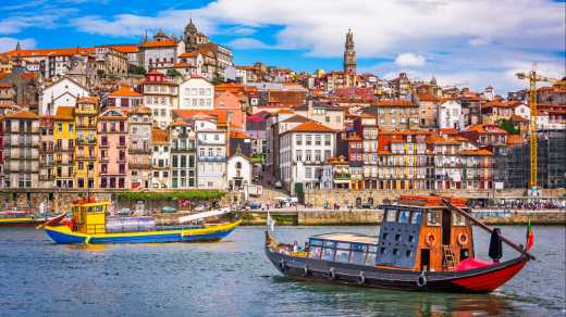 Der Altstadt von Porto von der anderen Seite des Flusses Douro, Portugal.


