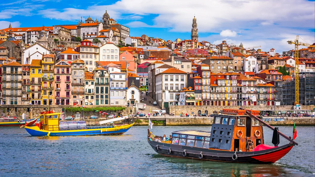 Der Altstadt von Porto von der anderen Seite des Flusses Douro, Portugal.

