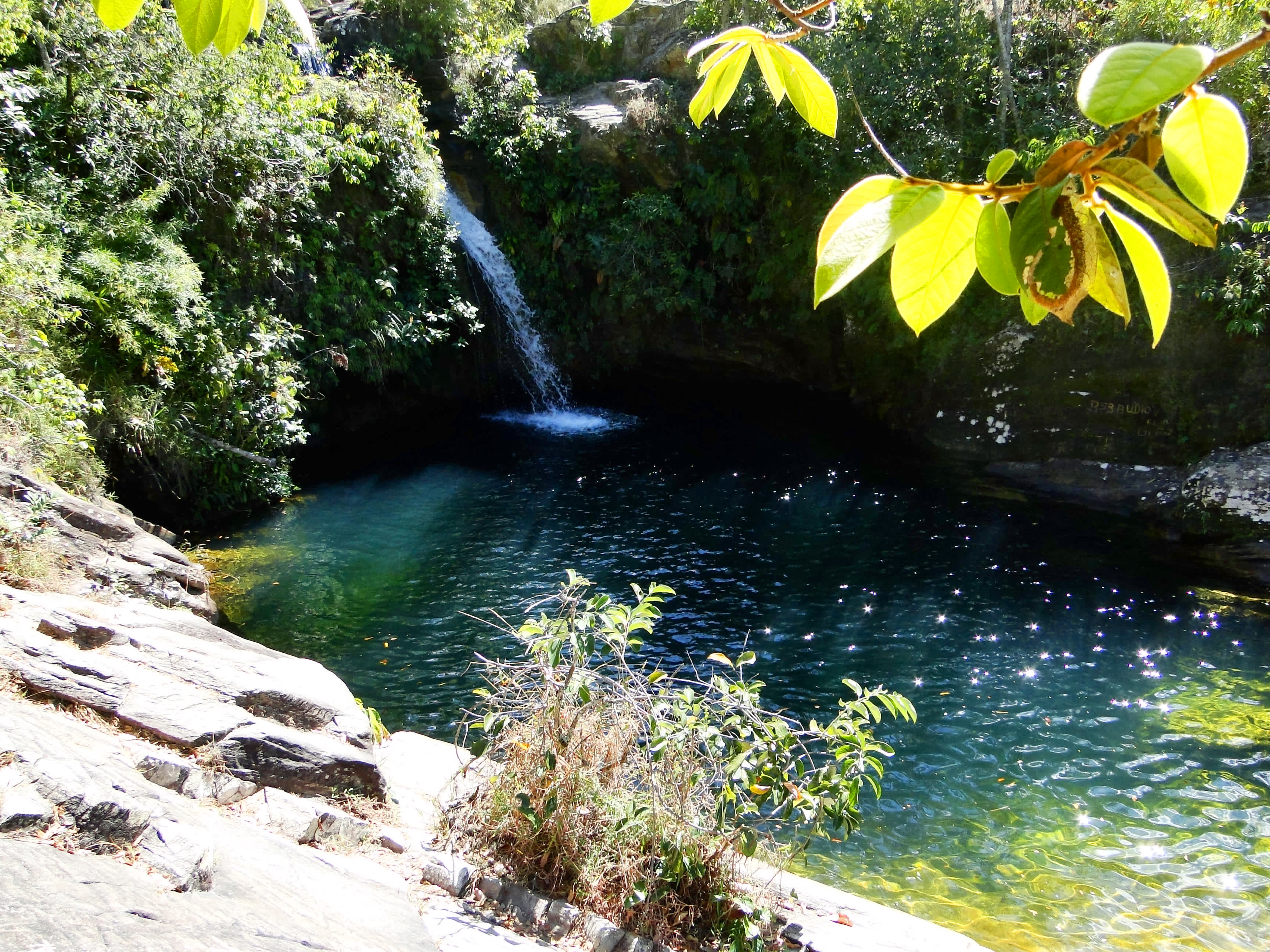 This picture shows a waterfall and lagoon to do canyoning activities