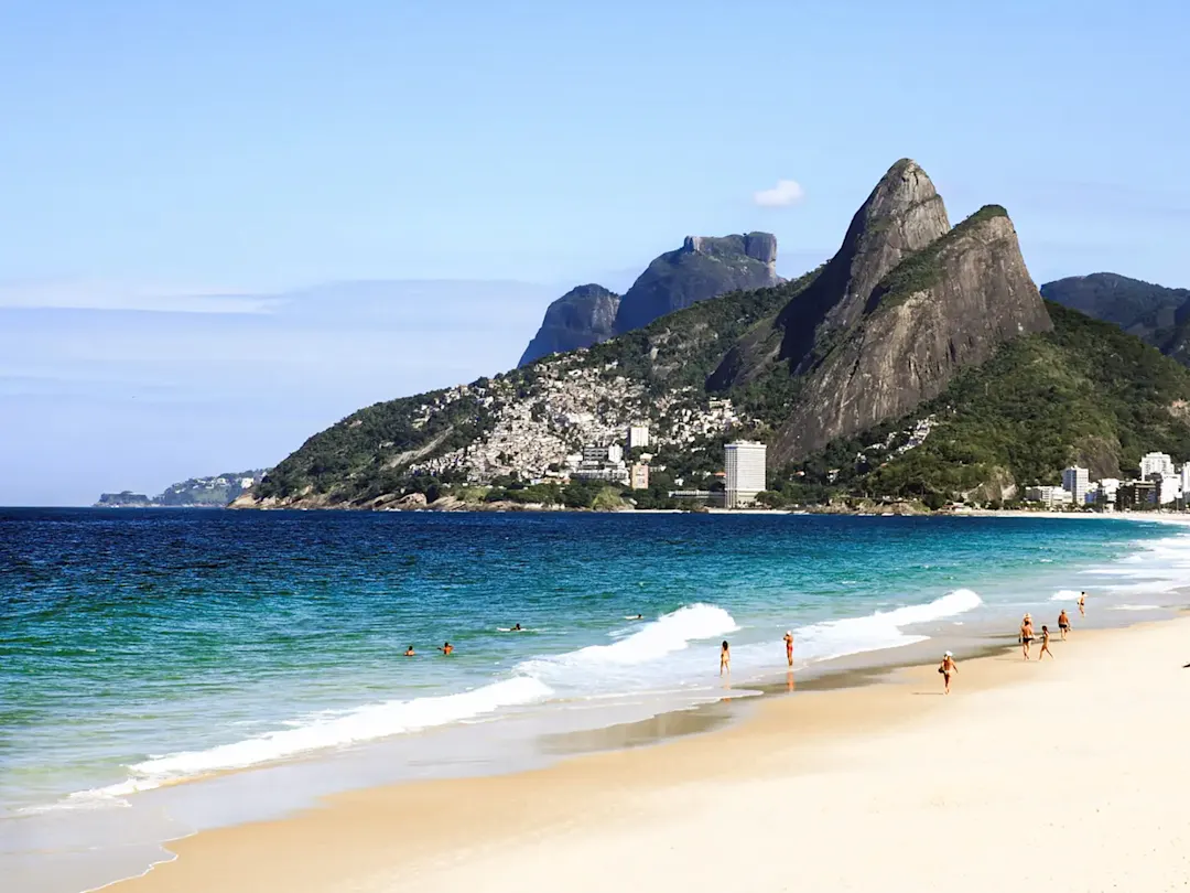 Ipanema-Strand mit Bergen und blauem Meer. Rio de Janeiro, Rio de Janeiro, Brasilien.
