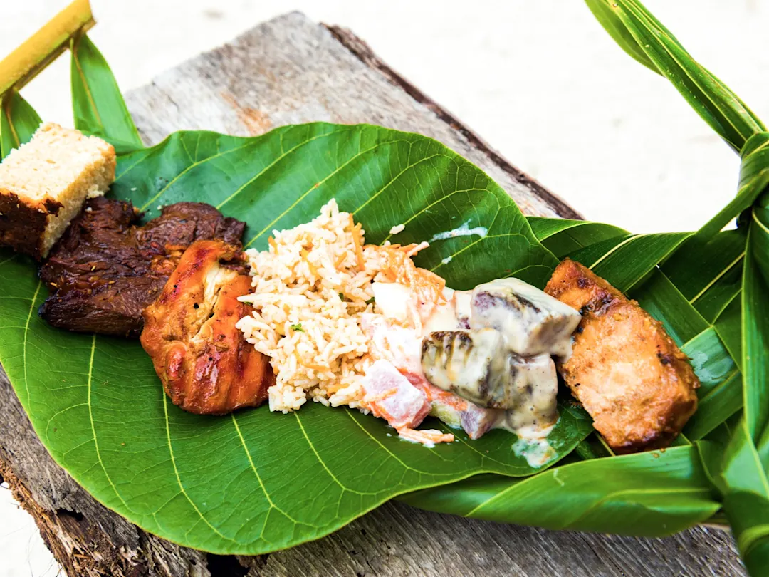 Traditionelles polynesisches Gericht serviert auf Bananenblättern. Vaitape, Bora Bora, Französisch-Polynesien.