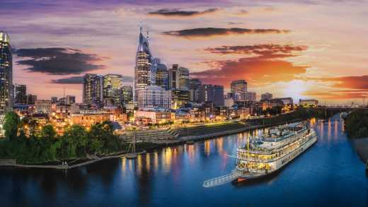 Nashville Skyline mit Fluss und Sonnenuntergang, Tennessee, USA
