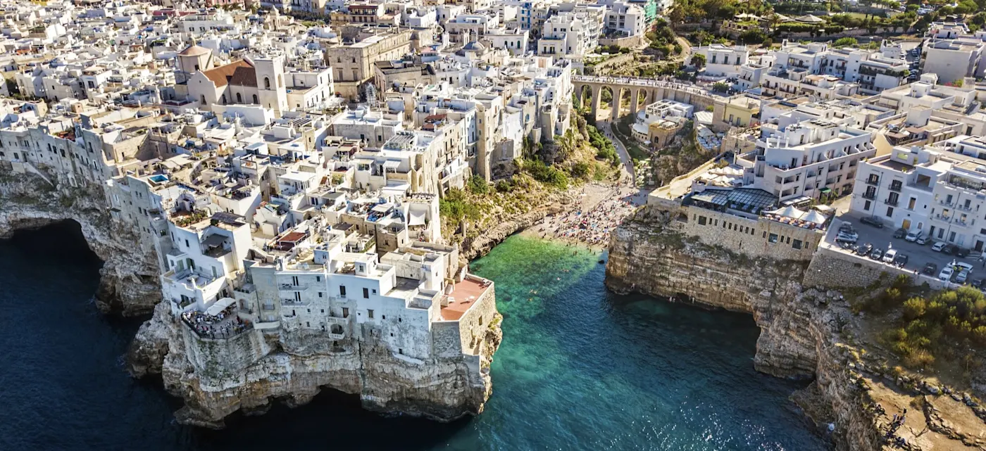 Bari, Apulien, Italien Luftaufnahme von Bari mit weißen Gebäuden und Klippen, die ins Meer führen, Apulien, Italien.