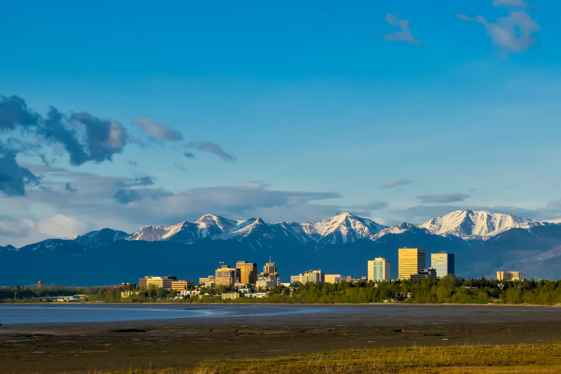 Blick über die Stadt Anchorage mit den Bergen im Hintergrund