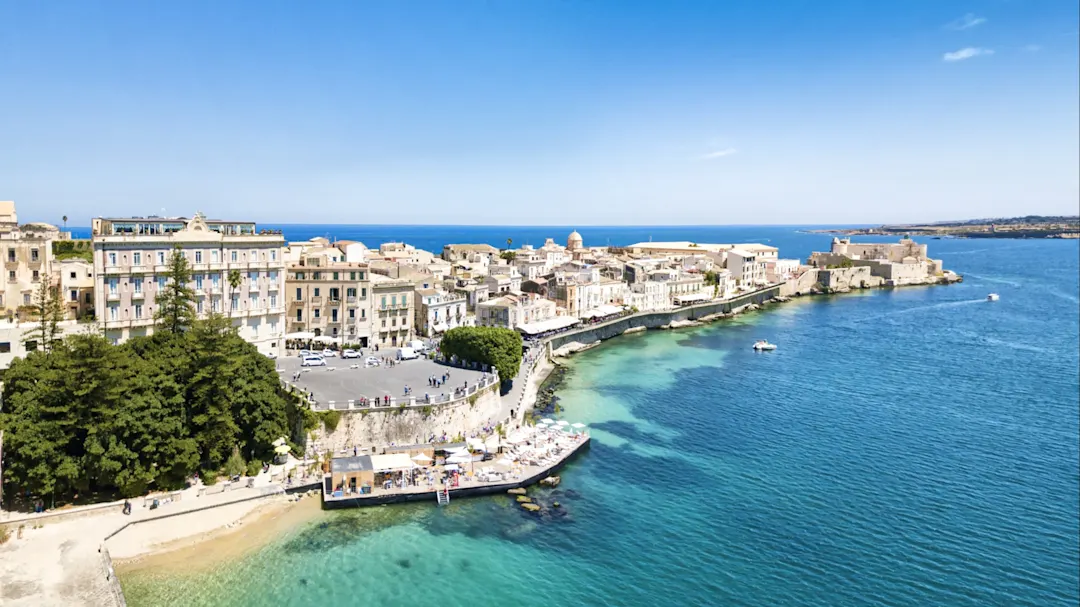 Blick auf Syrakus mit der Küste und dem Meer, Sizilien, Italien.
