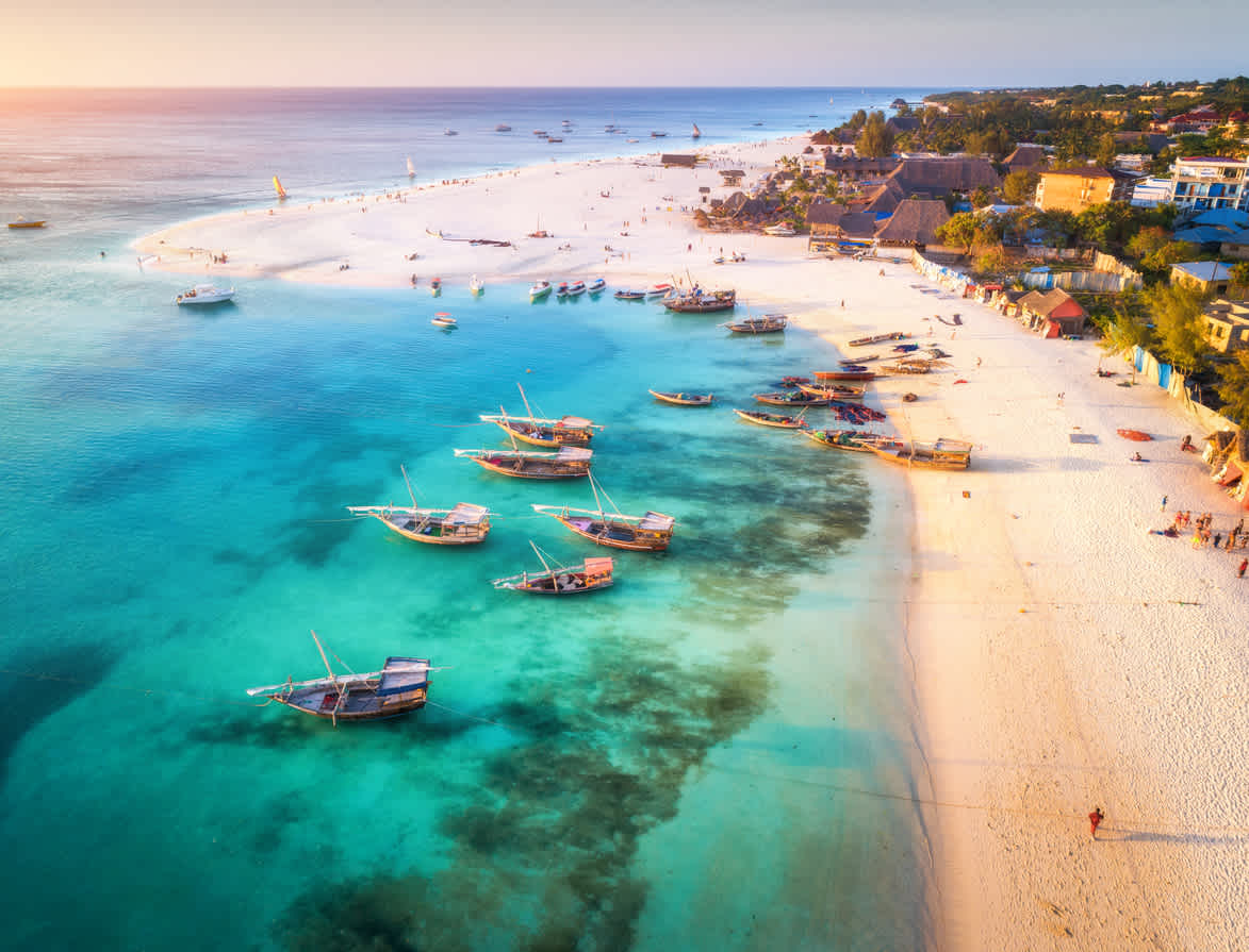 Magnifique vue aérienne sur une plage de sable blanc et eau turquoise lors d'un voyage au Zanzibar en Tanzanie.