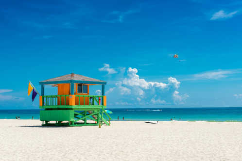 Visitez Miami et admirez ses cabanons de sauveteurs colorés sur ses plages pendant votre voyage aux États-Unis.