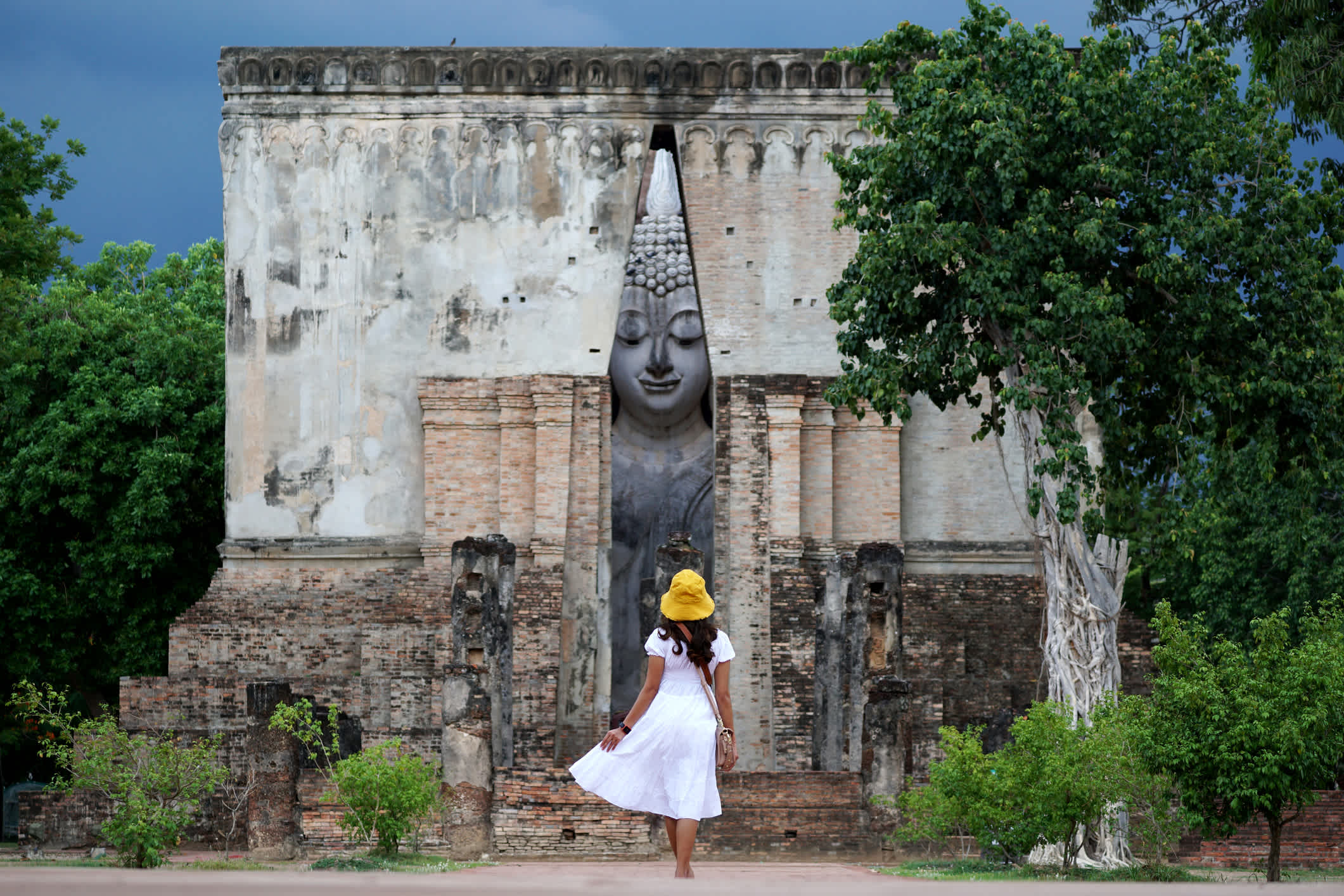 Antiker Tempel (Wat Sri Chum) in Sukhothai, Thailand mit dunkelblauem Himmel 