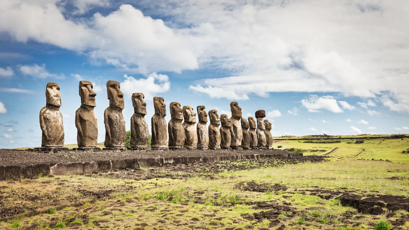 Osterinsel, Chile Reihe von Moai-Statuen auf der Osterinsel unter blauem Himmel. Rapa Nui, Chile.