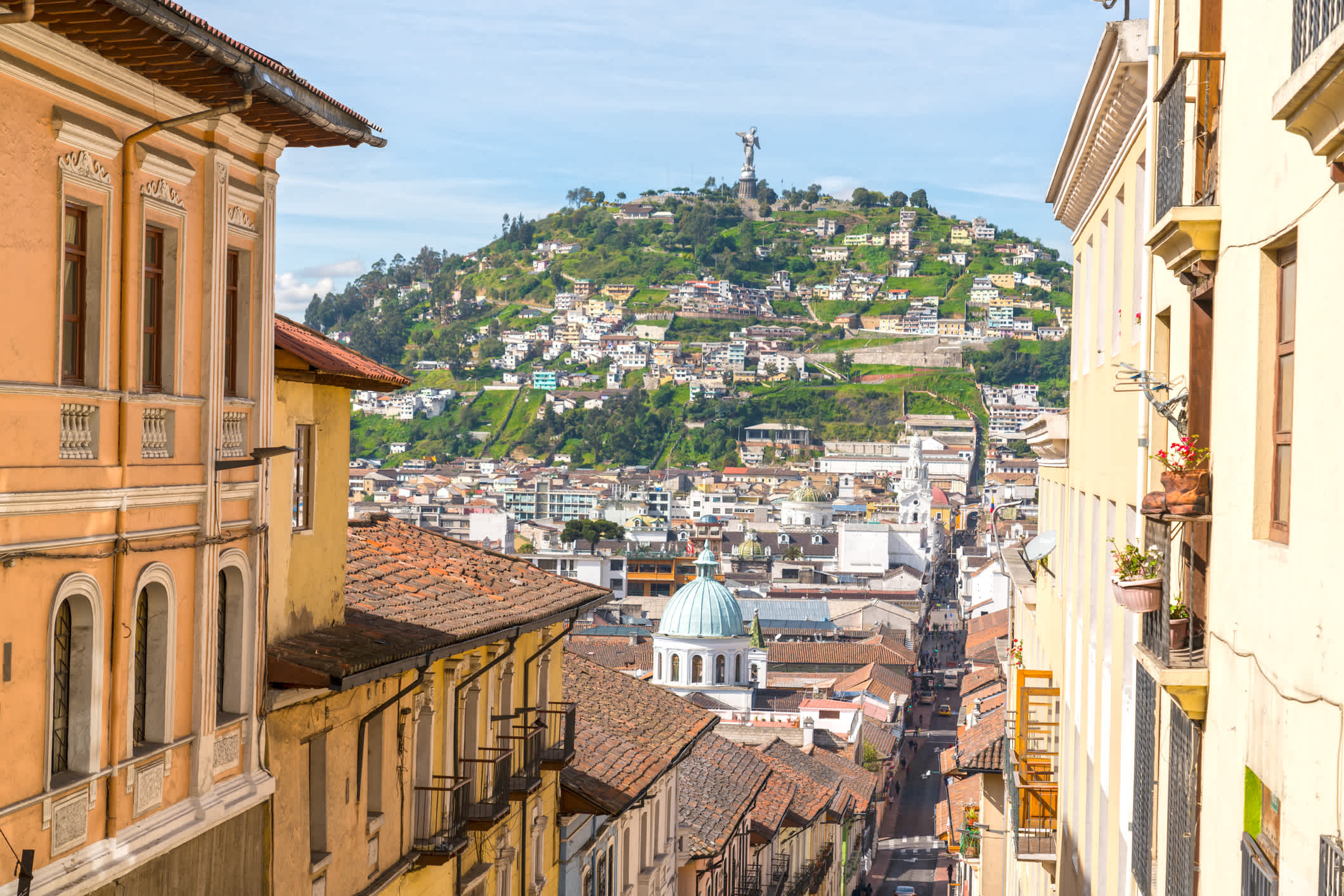 Blick von oben in die Altstadt von Quito an einem sonnigen Tag.