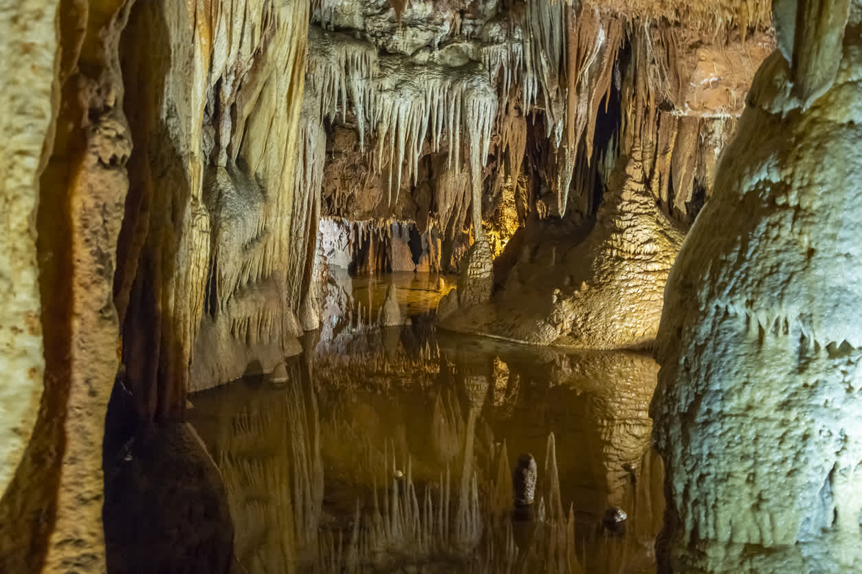 Vue sur les stalactites de la Grotte de Baredine, en Istrie, en Croatie