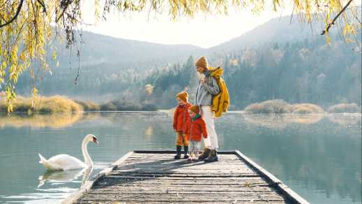 Mutter und Kinder genießen einen Urlaub im Herbst. 