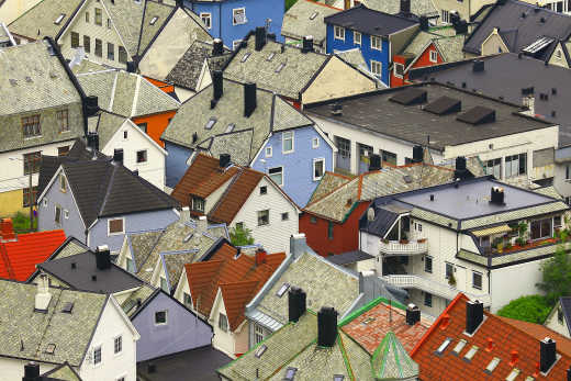 Luftaufnahme der bunten Jugendstil Hauser in Alesund, Norwegen. 