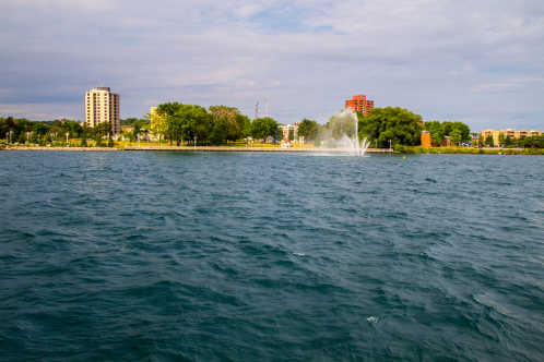 Die Innenstadt und das Hafenviertel von Sault Ste Marie am Ufer des St. Mary's River in der kanadischen Provinz Ontario.
