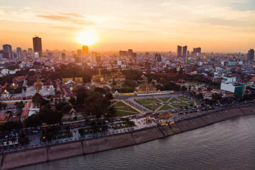 Ein Blick in Vogelperspektive auf die Hauptstadt Kambodschas Phnom Penh.