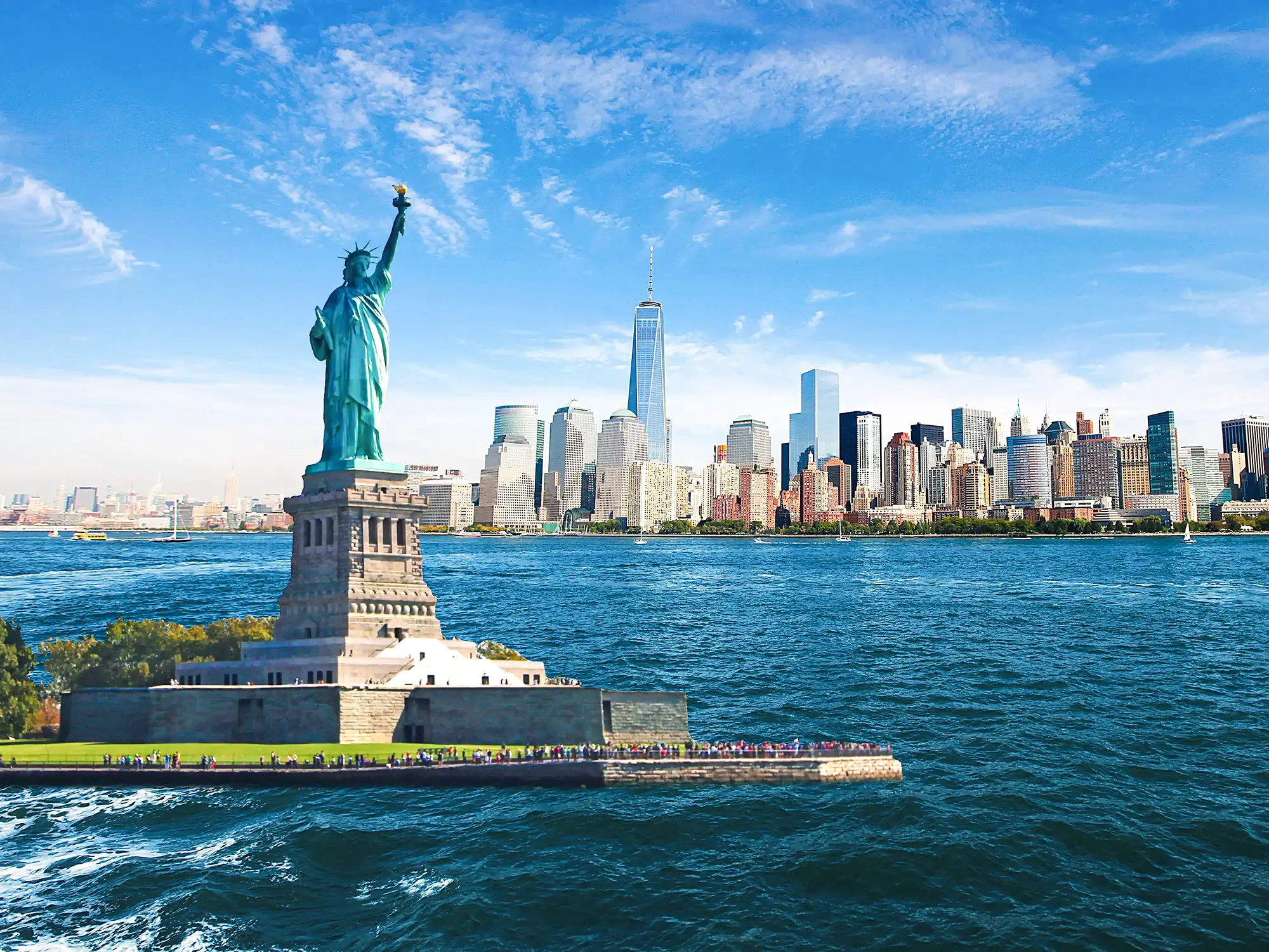 Freiheitsstatue vor der Skyline von Manhattan mit blauem Himmel. New York City, New York, USA.
