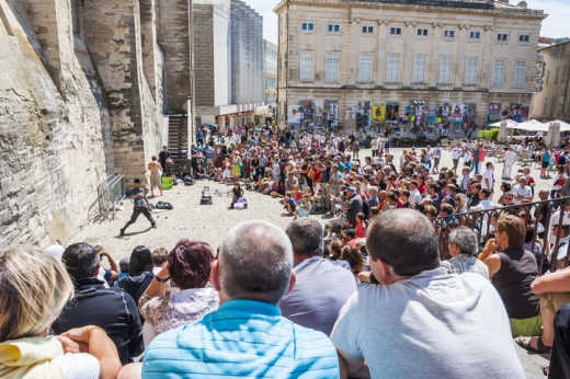 Planen Sie Ihren Urlaub in Avignon während der Saison des Off-Theater-Festivals am Fuße des Palais des Papes.