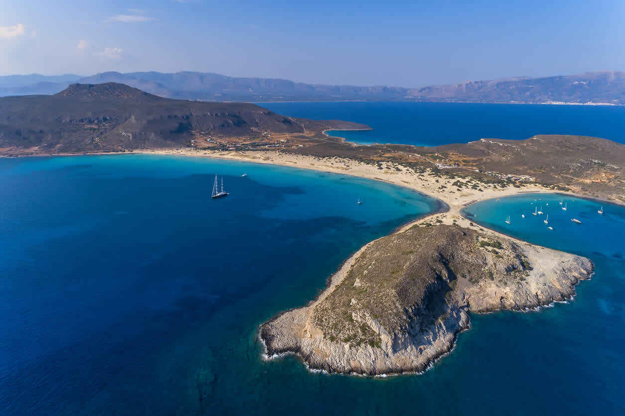 Découvrez des plages idylliques pendant vos vacances dans le Péloponnèse.  