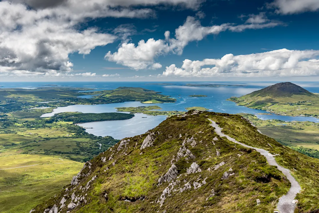 Blick auf den Wanderweg auf dem Gipfel des Diamond Hill im Connemara National Park in Irland