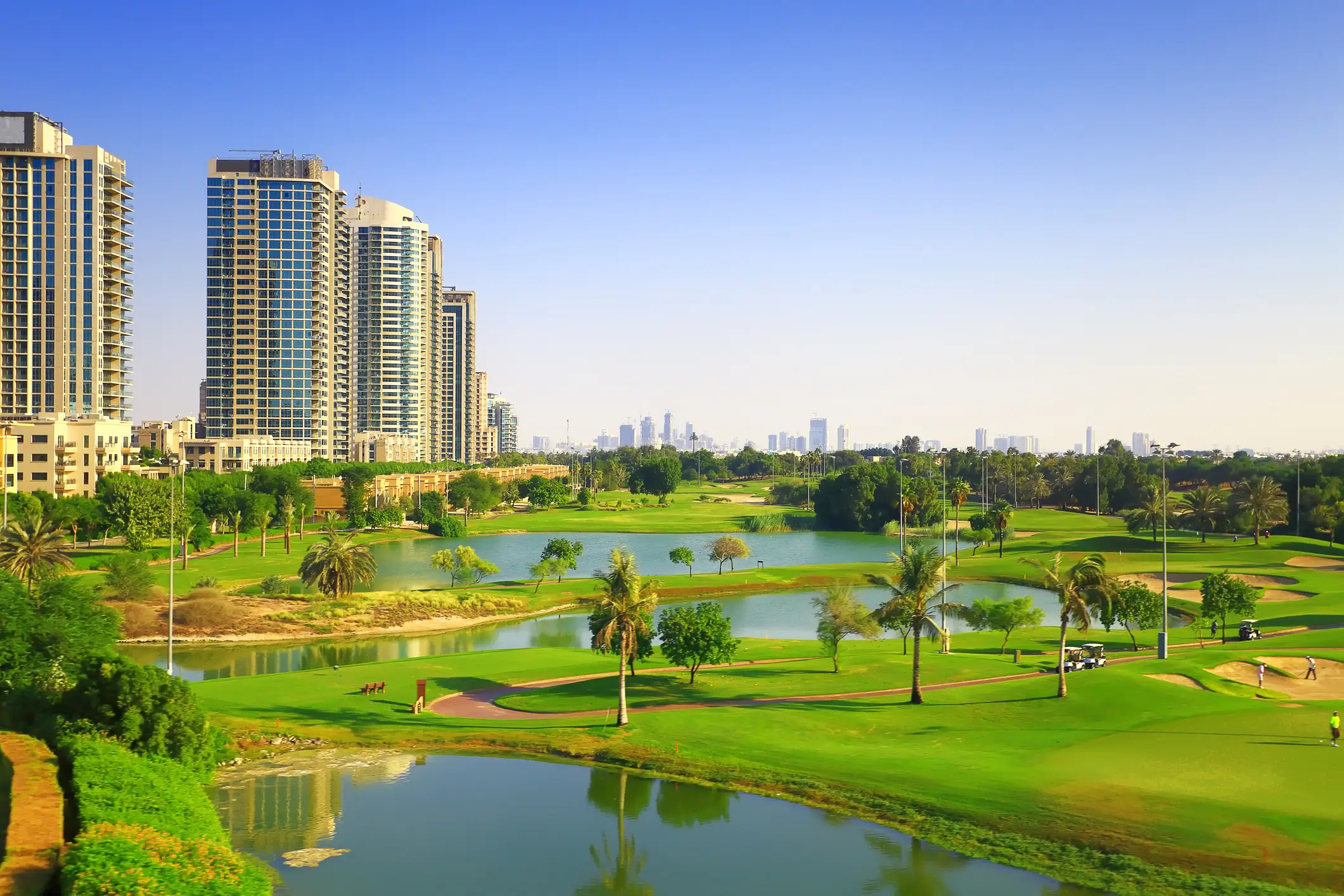 Vereinigte Arabische Emirate, Dubai Golfplatz mit Hochhäusern und Stadtblick im Hintergrund, Dubai, Vereinigte Arabische Emirate.