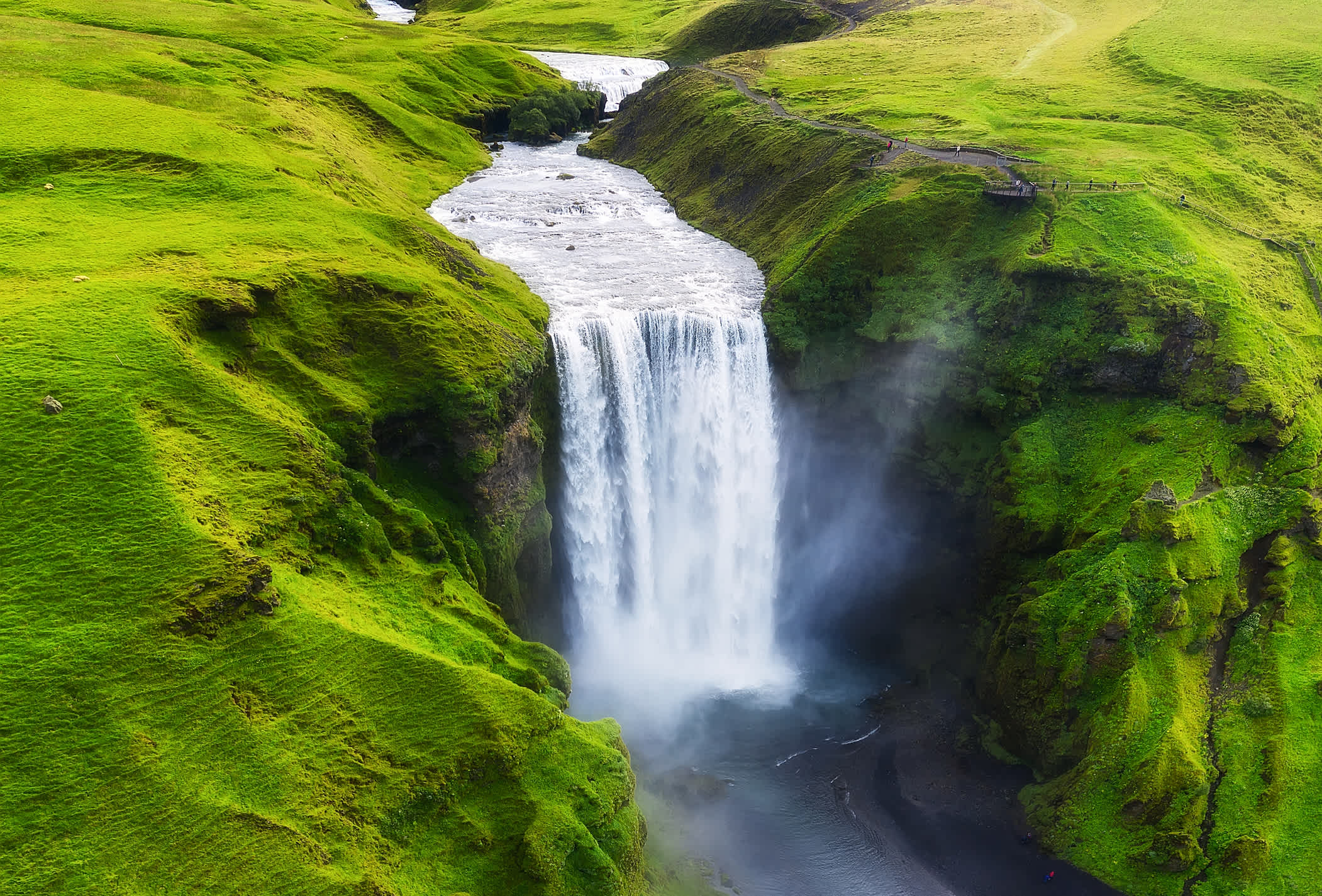 Vue aérienne de la cascade de Skogafoss en Islande.

