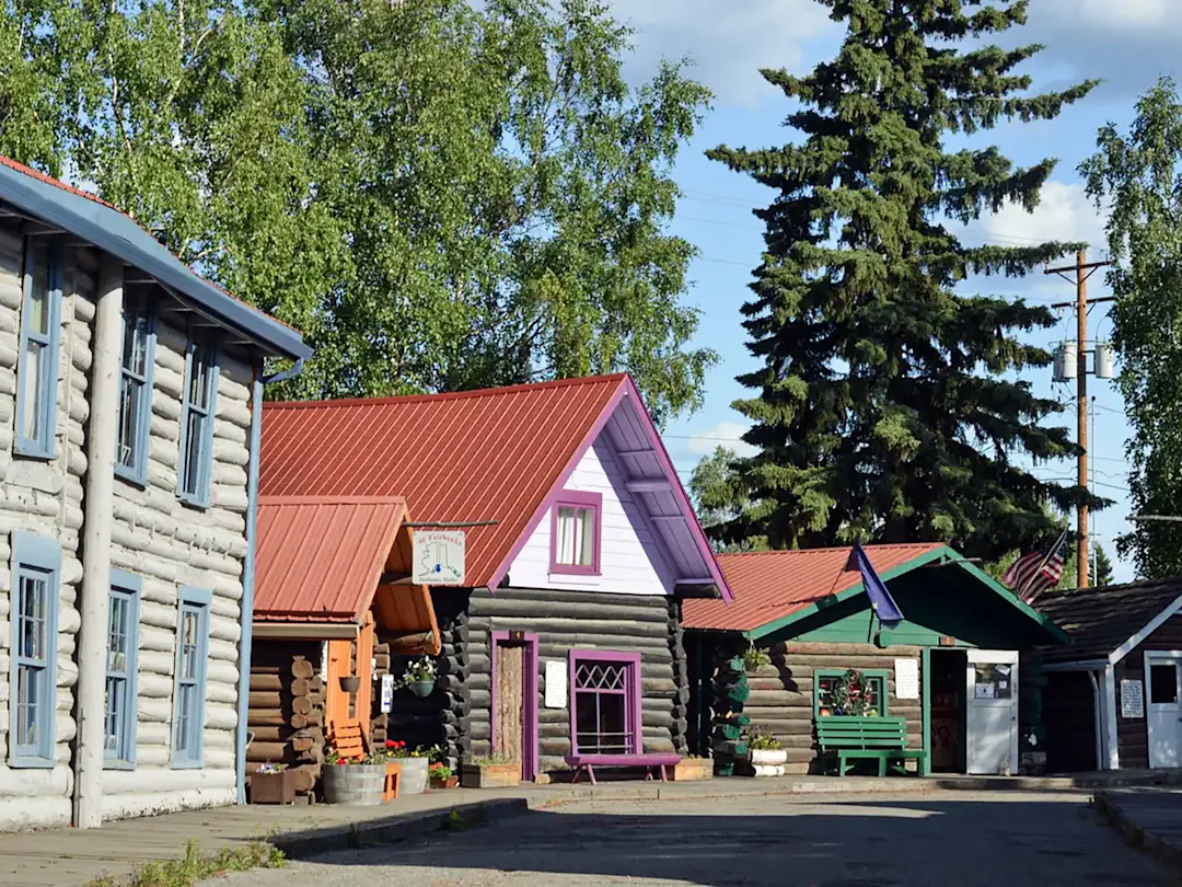 Historische Holzhäuser mit bunten Dächern. Whitehorse, Yukon, Kanada.
