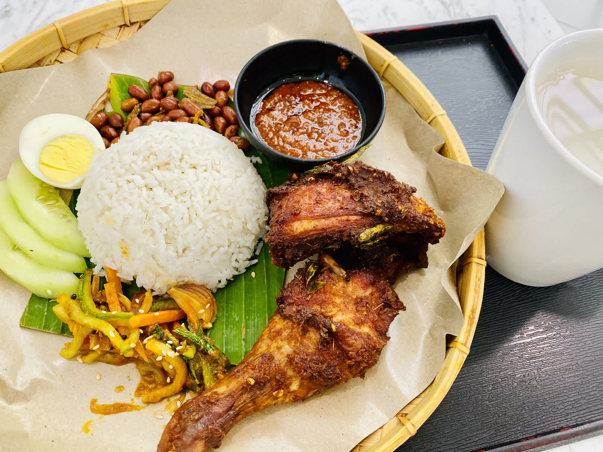 Nasi Lemak ist ein malaysisches Reisgericht das man auf einer Langkawi Reise probieren sollte.