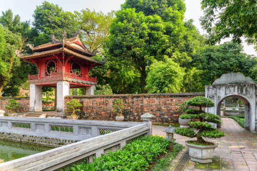 Découvrez le Temple de la littérature pendant votre voyage à Hanoï.