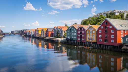 Blick auf den bunten Häusern im Hafen von Trondheim, Norwegen.