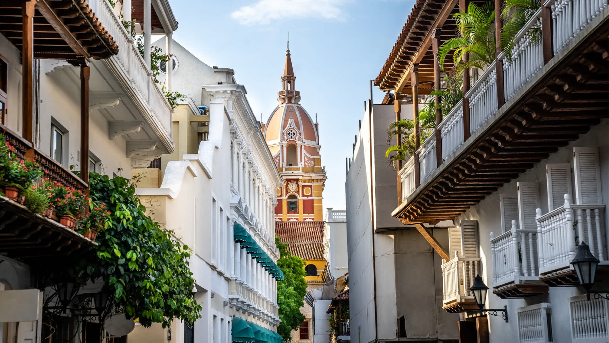 Blick auf Balkone, die zur beeindruckenden Kathedrale in Cartagena führen