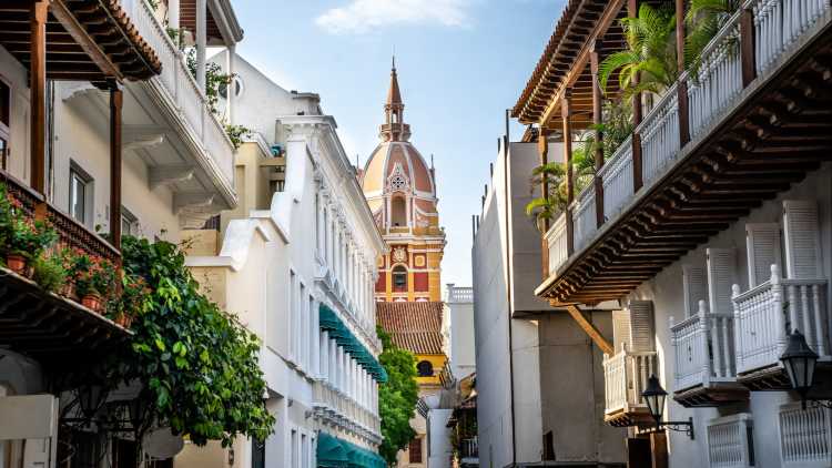 Blick auf Balkone, die zur beeindruckenden Kathedrale in Cartagena führen