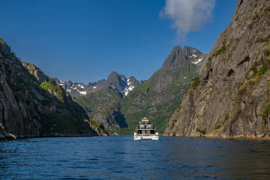 Norwegen, Lofoten, Trollfjord Die Landschaft mit dem Schiff auf Trollfjord, Lofoten, Nordland, Norwegen.