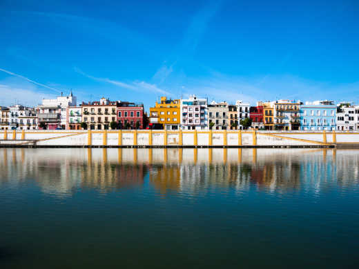 Explorez le quartier de Triana connu pour ses spectacles de flamenco pendant votre séjour à Séville.