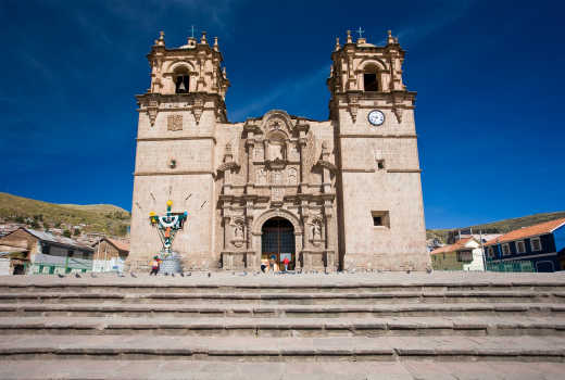 Die spanische Kolonialkathedrale auf der Plaza de Armas Puno, Peru
