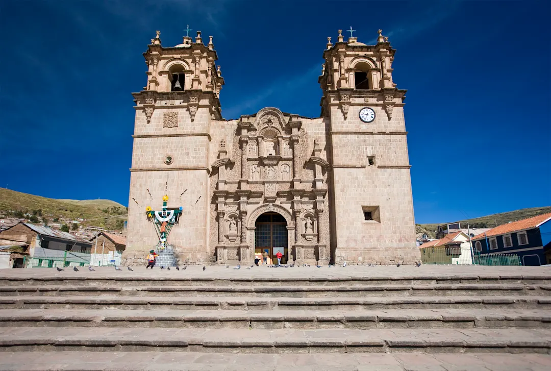 Peru, Puno Die spanische Kolonialkathedrale auf der Plaza de Armas Puno, Peru