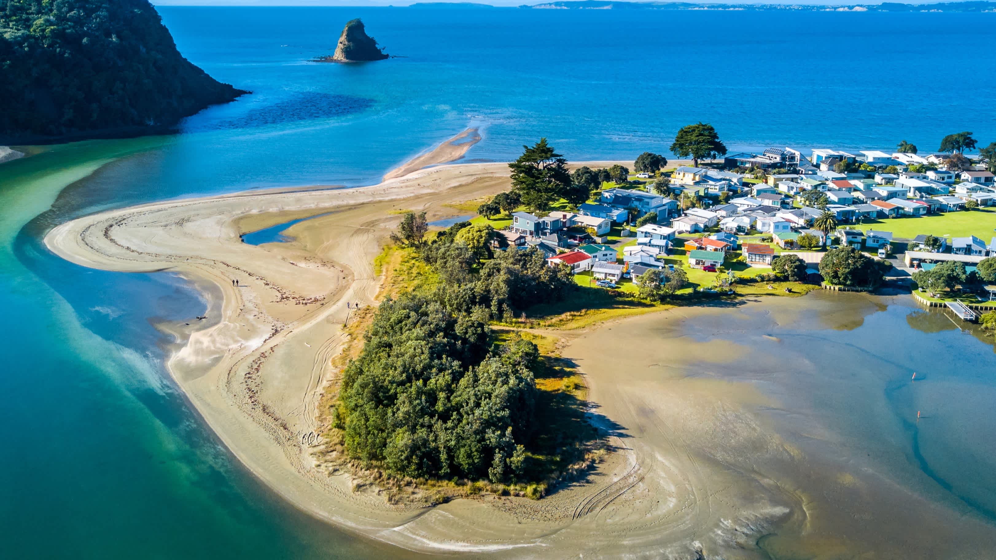 Vue aérienne sur le littoral de la ville d'Auckland que vous pourrez découvrir pendant votre voyage en Nouvelle-Zélande.