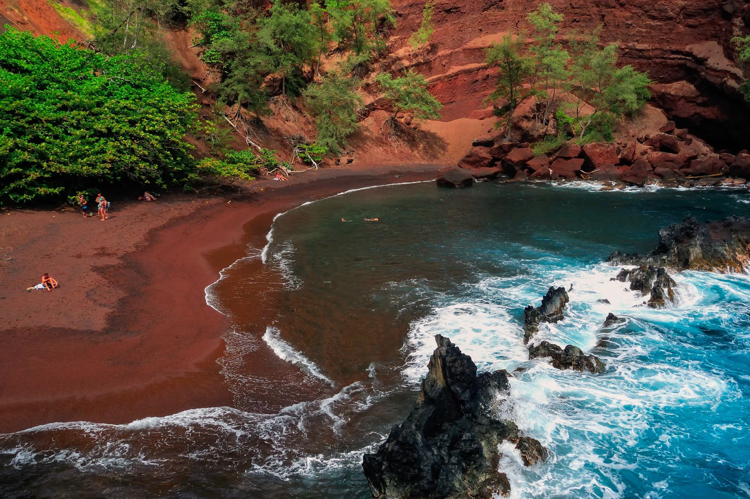 Bekannt als Red Sand Beach auf der Insel Maui