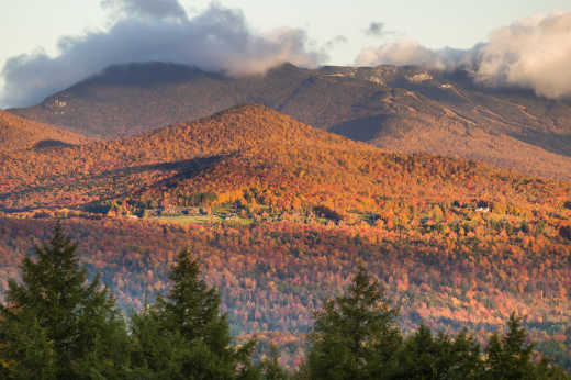 Paysage d'automne avec le Mt. Mansfield à Stowe, Vermont, USA