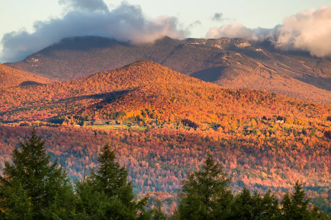 USA, Vermont, Mt. Mansfield Herbstlandschaft mit dem Mt. Mansfield in Stowe, Vermont, USA
