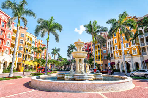 Visitez la ville de Naples aux États-Unis et admirez de ses immeubles colorés pendant votre voyage en Floride.