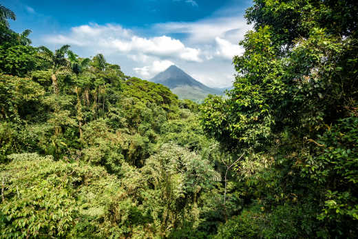 Vue sur La Fortuna et le volcan Arenal actif au Costa Rica
