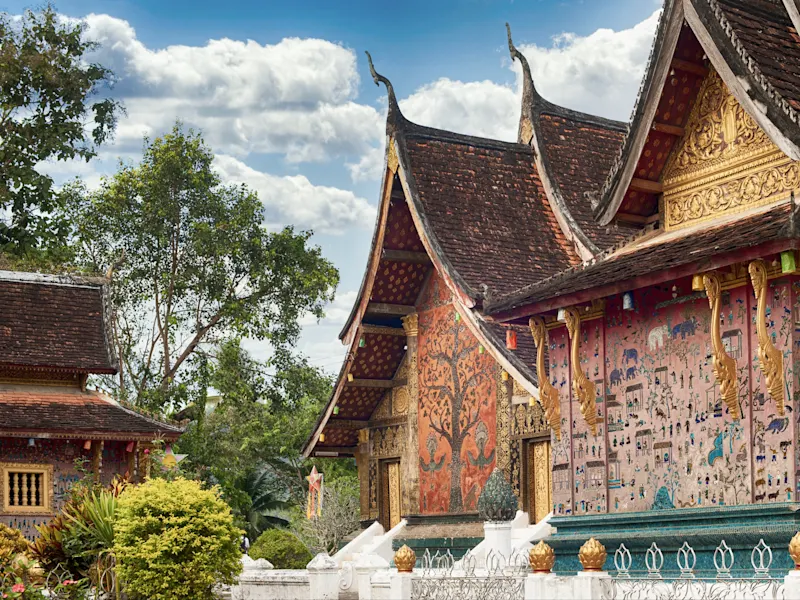 Luang Prabang, Laos Traditionelle Tempelanlage mit kunstvollen Wandmalereien und geschwungenen Dächern. Luang Prabang, Laos.