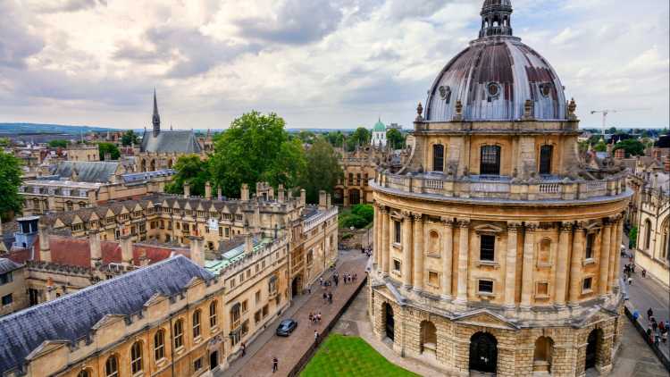 Découvrez le Radcliffe Camera pendant votre circuit à Oxford, une tour annexe à la Bodleian Library.