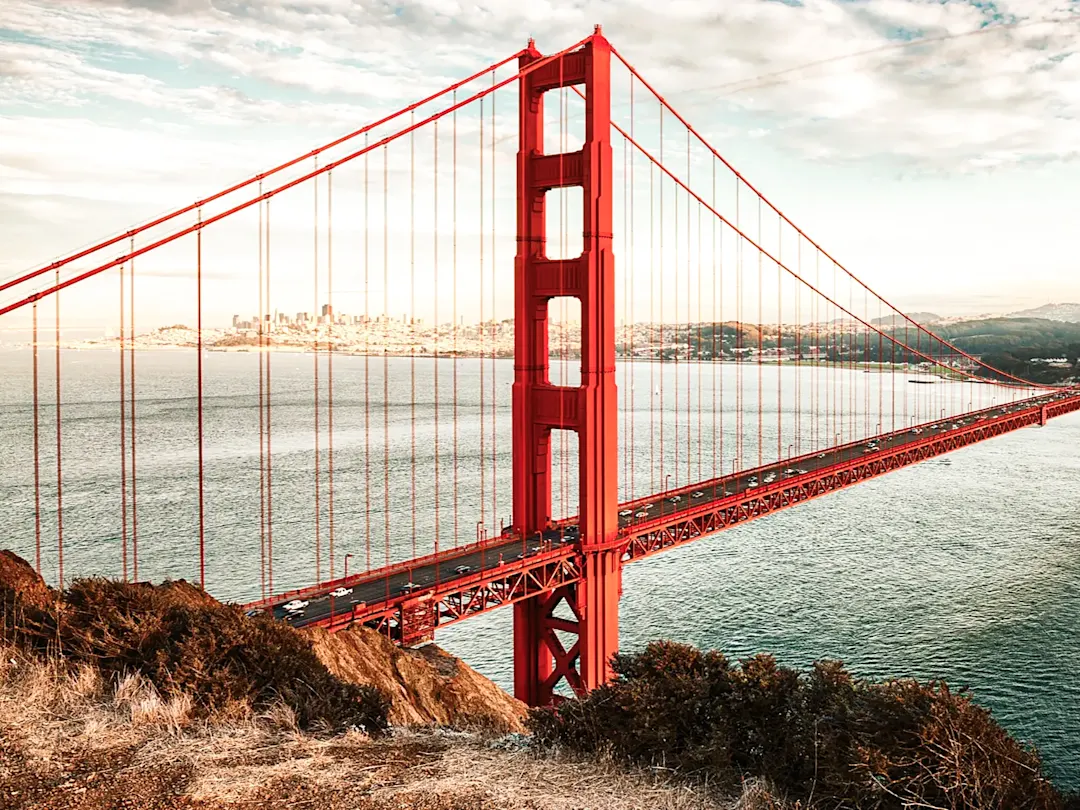 Golden Gate Bridge mit Stadtblick. San Francisco, Kalifornien, USA.
