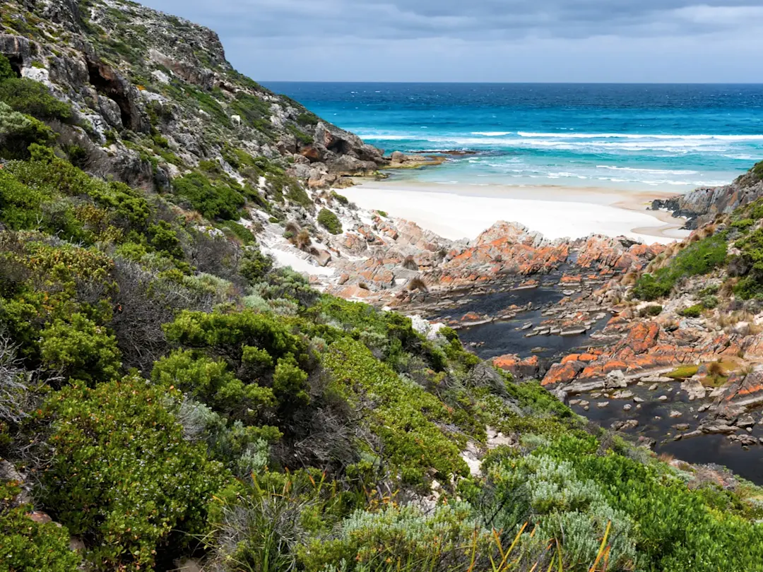 Australien, South Australia, Flinders Chase Unberührte Bucht mit Sandstrand und Felsen. Flinders Chase, Australie-Méridionale, Australien.