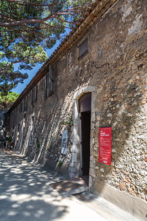Visitez le musée de Castre installé dans l'ancien château médiévale du même nom pendant vos vacances  à Cannes.