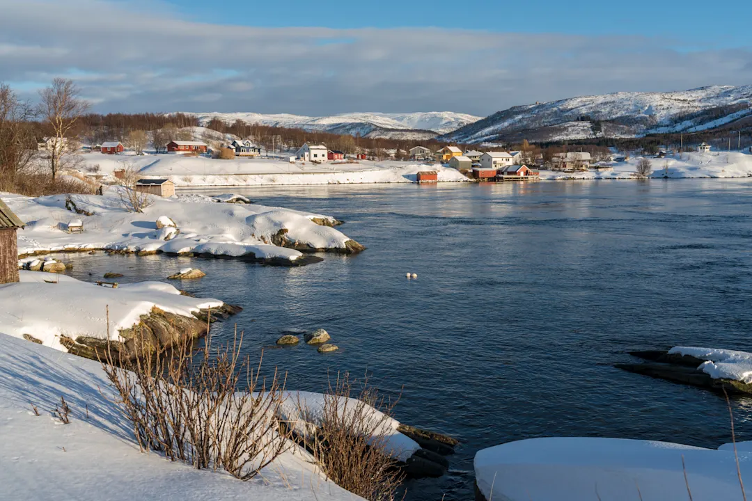 Dorf unter der Saltstraumen-Brücke im Fjord Saltfjorden im Bodø-Gebiet, Norwegen. 