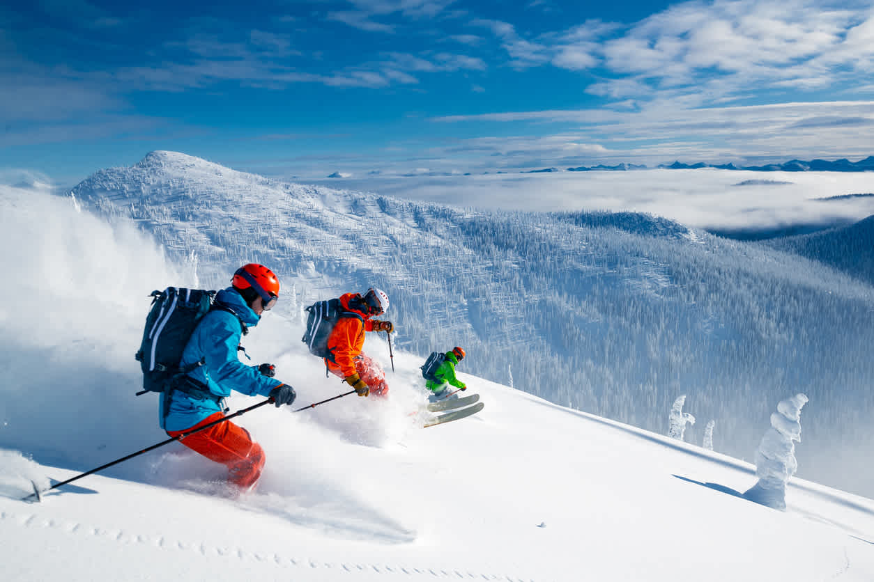 Des skikeurs sur une piste au Canada