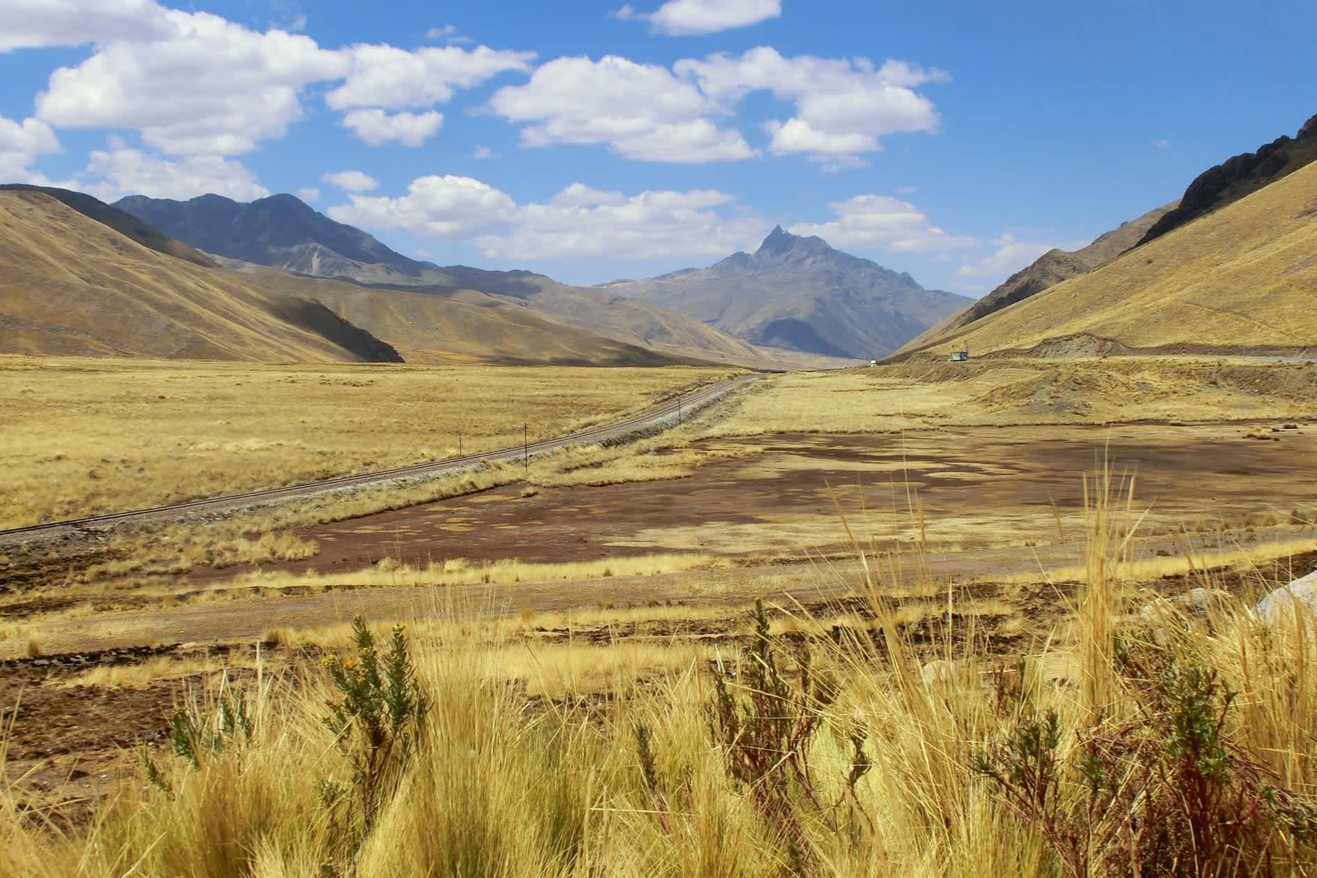 Route qui traverse la Valle Sagrado au milieu d'une nature intacte