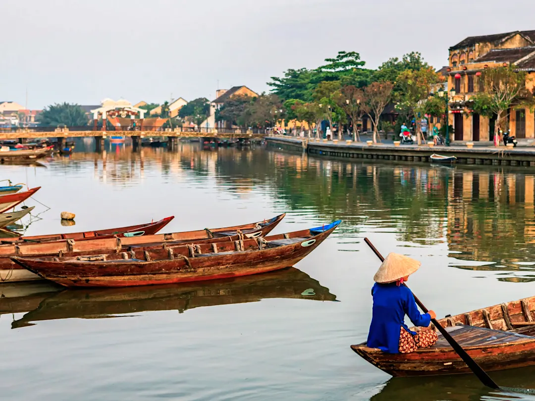 Vietnam, Hội An, Fluss Holzboote auf ruhigem Wasser in der Altstadt. Hội An, Vietnam.
